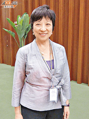 立法會秘書長吳文華（Pauline）