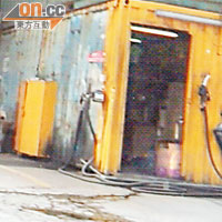 落馬洲麒麟村一貨櫃場內有疑似非法柴油站。