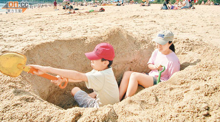 不少小朋友喜歡「玩泥沙」，外國專家指或可減低患有敏感機會。