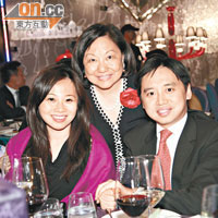李麗娟（中）獲公大殊榮，兒子劉堃（右）及其女友蘇文華（左）話要請食飯慶祝。