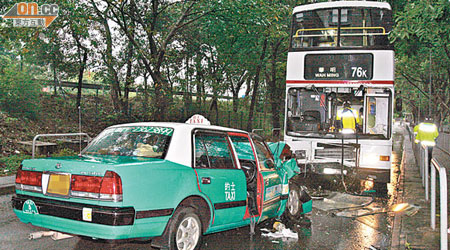 的士與巴士相撞，的士司機慘死。（葉嘉文攝）