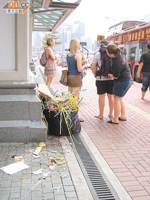 遊客來港觀光見垃圾，被指嚴重影響香港「東方之珠」美譽。