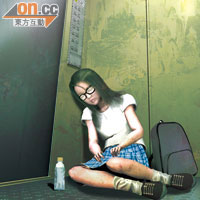 少女被困電梯內，按動警鐘只響了一聲便失靈，求救無門下惟有坐於地上等候。