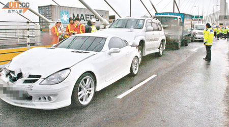 警員在十車相撞現場調查。（曾紹良攝）