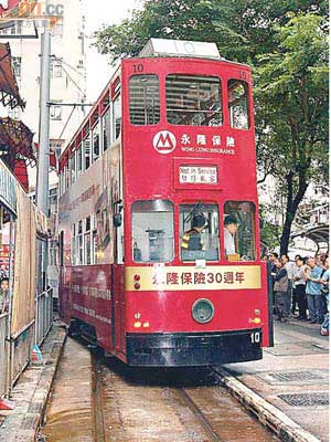 肇事電車四個車輪均脫離路軌。（陳展鴻攝）