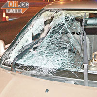 肇事私家車的擋風玻璃被撞破，損毀的水撥險插盲司機。