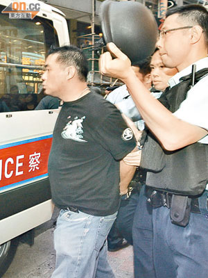 小巴司機梁偉華（左）以氣槍指嚇另一司機，被判監三個月。（資料圖片）
