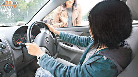 廣州女迷魂黨下手過程<BR>年輕女士向車內人士搭訕。（模擬圖片）