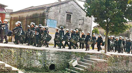 為防村民繼續示威，大批防暴警察進駐益隆村。（互聯網圖片）