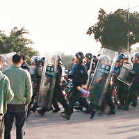 當局調派大批手持盾牌的防暴警察到場增援。（互聯網圖片）