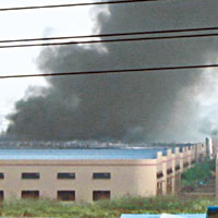 工業園有廠房被焚燒，濃煙沖天。（互聯網圖片）