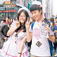 小兔（左）專程從廣州來港支持今次遊行。