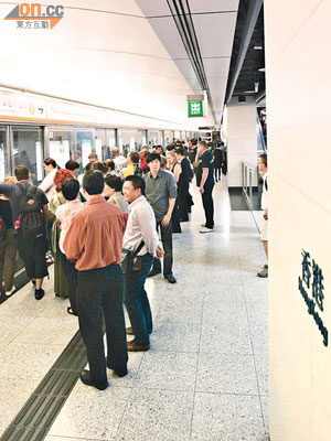香港站訊號故障修復後，月台有大批乘客候車。（曾志恒攝）