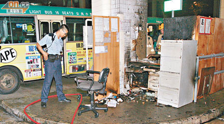 警員在小巴站頭「辦公室」遭縱火現場調查。（葉嘉文攝）