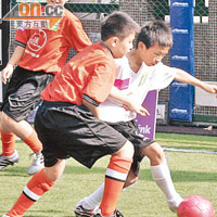 踢足球等運動有益身心。