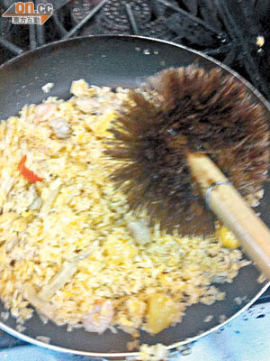 網上流傳一張食肆廚師用鮑魚刷炒飯的相片引起網民討論。