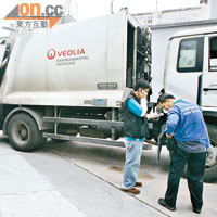 垃圾車司機（右）駕車返回現場協助調查。