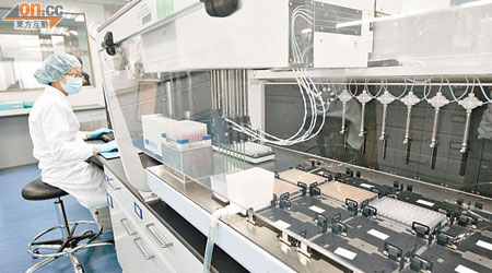 全自動的血清檢測機最快三個半小時內，可檢測六百個活雞血清樣本。（羅錦鴻攝）