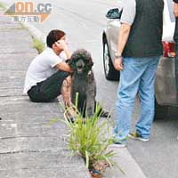 紋身青年（左）帶着失而復得的愛犬，在場向探員講述遇劫經過。
