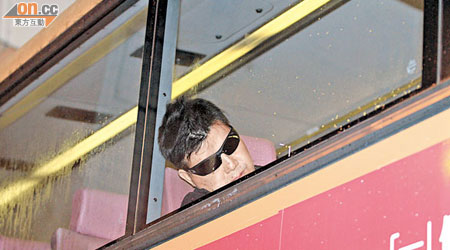 第一時間圖片<br>戴黑超的男乘客頭挨車窗猝死巴士上。（馮戈攝）