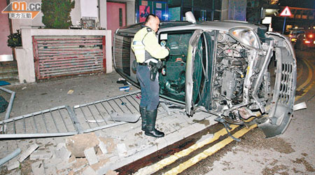 牛池灣<br>私家車剷上清水灣道行人路翻側，警員發現司機已離去。（楊偉嶽攝）