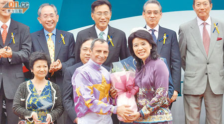 莊偉茵（前右）同騎師巫斯義（前左）都係着紫色衫，證明紫色旺財。（徐家浩攝）