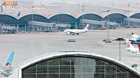 疑輪胎受損的港龍客機於本港機場安全降落。（歐展鴻攝）