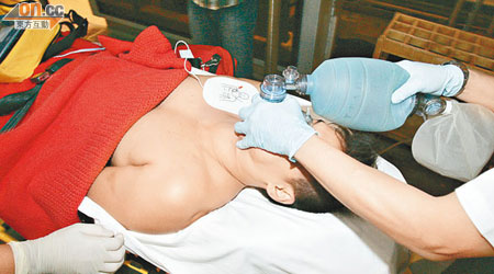 醫護人員以手動呼吸器為患有高傳染性疾病的病人急救時，有機會令病毒隨飛沫四散。