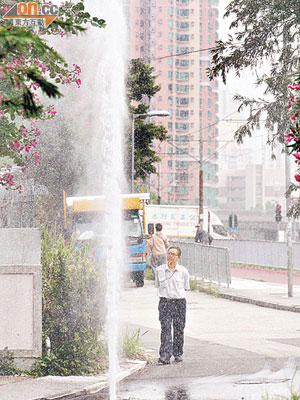 元朗<BR>水柱直射至約八層樓高。 （林明強攝）