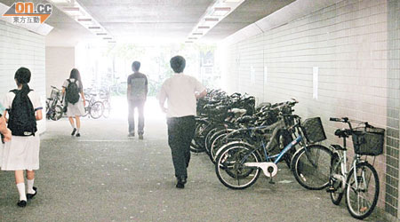 大量單車違例停泊於粉嶺站外行人隧道，市民不滿部門取締不力。