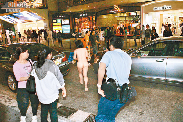 裸女跑出馬路，人車讓路。