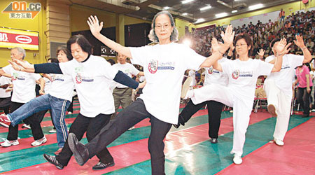 婦女多做太極等運動，可強化骨骼減少骨折。（資料圖片）