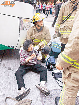 被旅遊巴士撞倒的老婦，曾被捲入車底，但自行爬出。（林少兒攝）