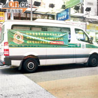 海關長期有車輛停泊在旺角區，宣傳反盜版。