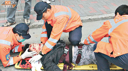 遭專線小巴撞倒的男童頭部淌血，由救護員急救。（左錦鴻攝）