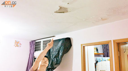 長期漏水導致天花板出現裂痕。（讀者提供）