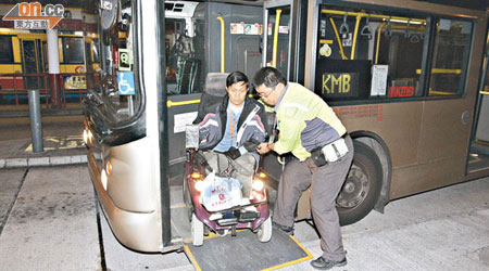 楊海強由另一位車長協助落巴士。（顧俊研攝）