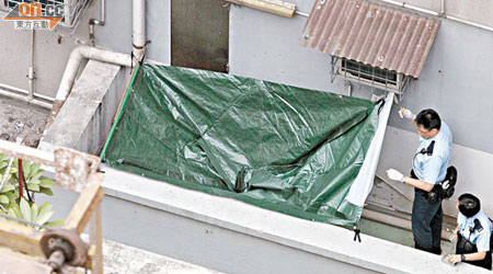 警員以黑帳篷覆蓋墮樓女子屍體調查。（林少兒攝）