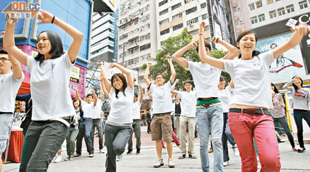 港大醫學院學生在銅鑼灣大跳勁舞，宣傳做運動的重要。（盧志燊攝）