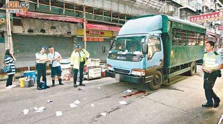 肇事貨車停在路中，警員在場調查。（胡德威攝）