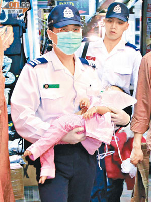 女嬰上周六晚由救護員抱送醫院搶救。
