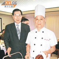 文師傅（右）親自為北京填鴨片皮上碟，左為餐廳老闆陳基順。
