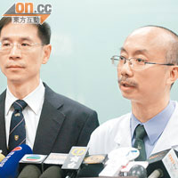屯院高層莫俊強（右）向死者家人致歉。新界西醫院聯網總監盧志遠（左）被質疑管理無方。