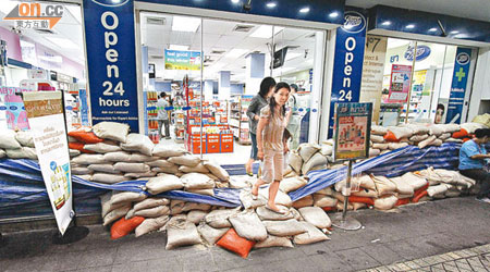 曼谷市內不少商店門外堆滿沙包。（特派記者高嘉業攝）