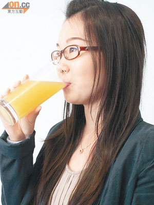 不少人誤以為飲鮮榨果汁有助排便，但其實一杯果汁只有零點五克纖維素。