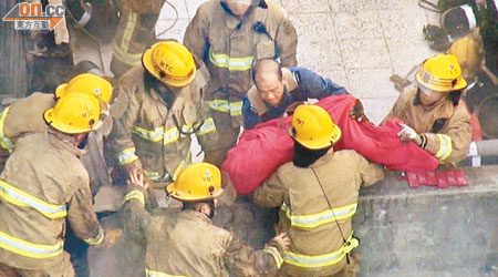 消防員由天台「空中運屍」往地面。
