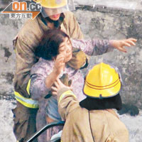 一名被困婦人獲消防員救出。