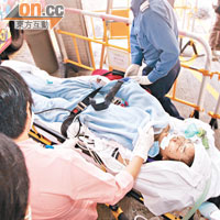 一名嚴重燒傷的女子由廣華醫院轉往瑪麗醫院。（林少兒攝）