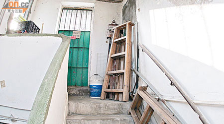 住宅大廈內梯間放滿雜物，增加逃生困難。