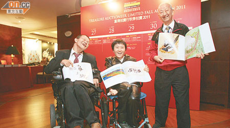  三名殘疾藝術家（左起）張加祥、廖東梅及梁少華，捧着畫冊喜上眉梢。（吳啟偉攝）